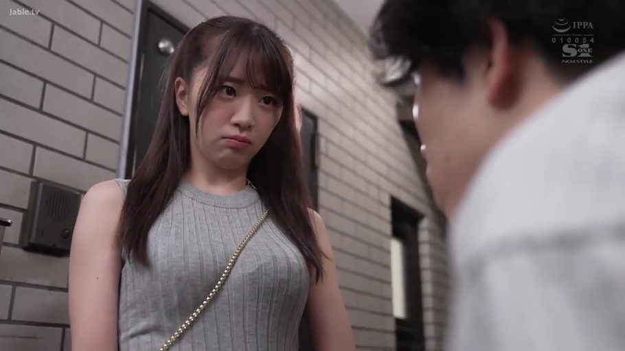 面部 · Stand · Corridor · Eye contact · Grey knitted sweater · 门铃 · 噘嘴 · 斜挎包