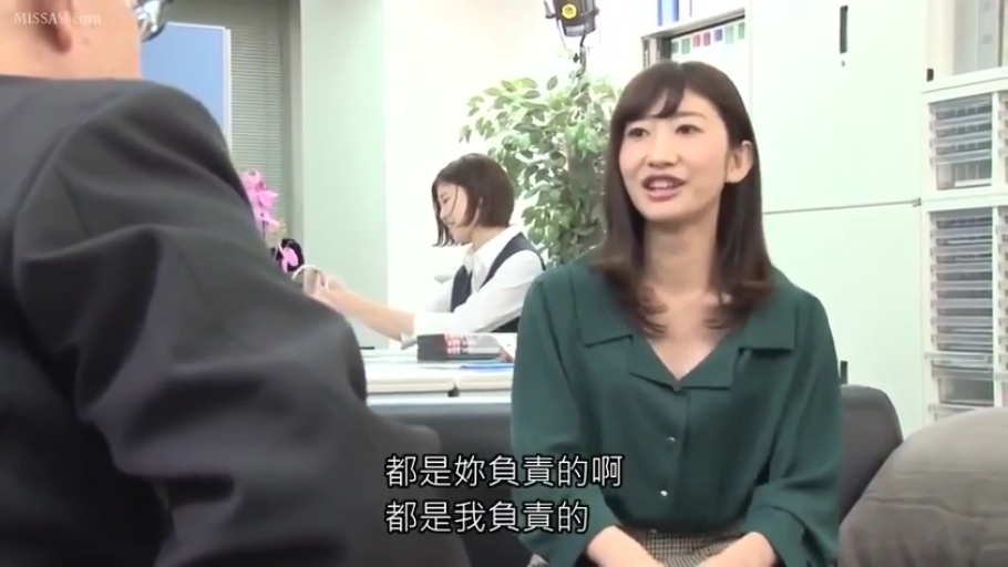 座り姿勢 · 面部 · 办公室 · 字幕 · オフィスデスク · 微笑 · ビジネススーツ · 访谈