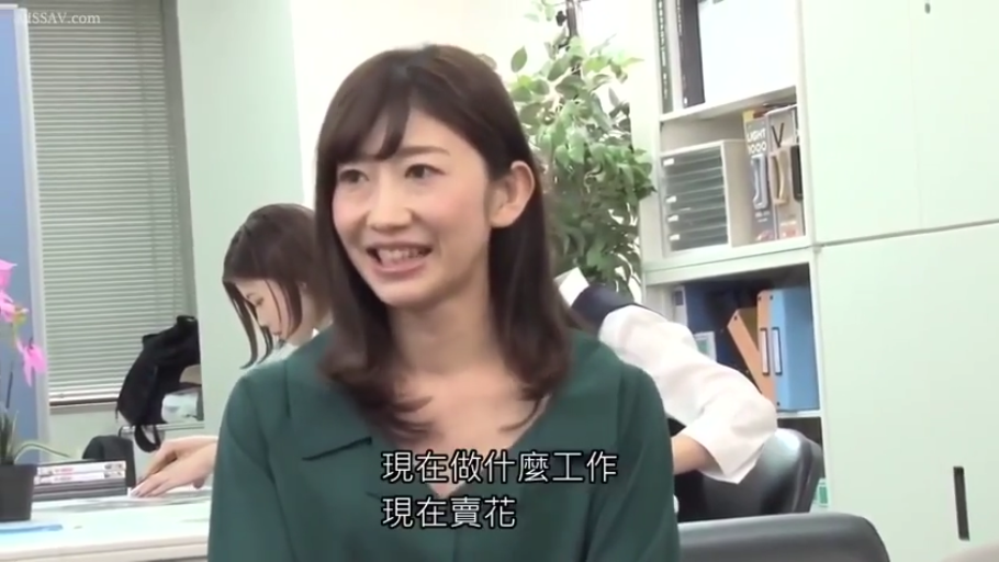 Sitting Posture · 办公室 · Smile · Chinese subtitles · 谈话 · 半身像 · 办公家具 · 绿色V领上衣