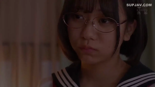 室内 · 忧郁 · 眼镜 · 站姿 · 面部特写 · 凝视 · 学生装 · 少女