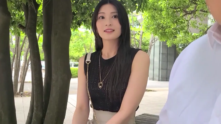 坐姿 · 交谈 · 中景 · 微笑 · 户外公园 · 黑长直 · 黑色无袖上衣 · 链条包