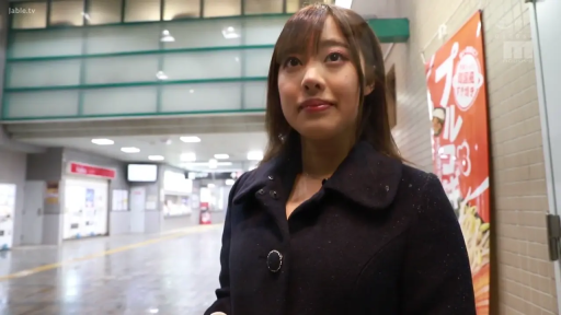 站姿 · 自然 · 面部特寫 · 谈话 · 大衣 · 车站