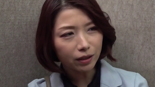 室内 · 严肃 · 脸部特写 · 职业装 · 说话 · 成年女性 · 半侧面