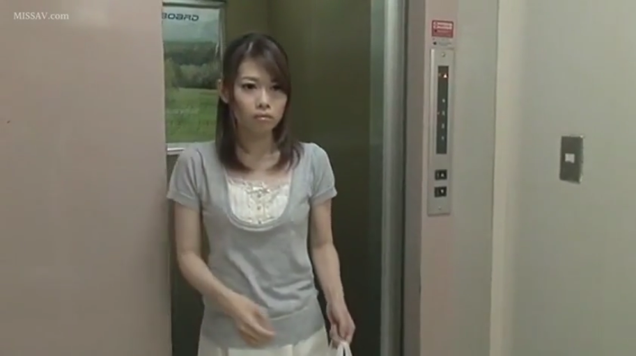 严肃 · 站立 · 全景 · 灰色短袖 · 电梯 · 塑料袋 · 等候