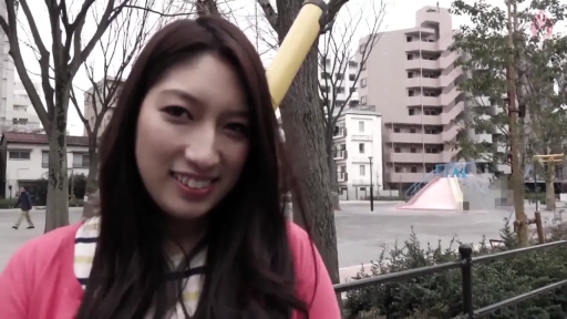 站立 · 中景 · 微笑 · 户外 · 公园 · 拍照 · 粉色开衫