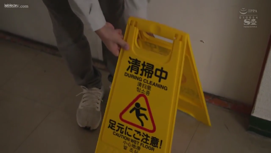 室内 · 坐姿 · 面部特写 · 困惑 · 手机 · 谈话 · 休闲服 · 日常