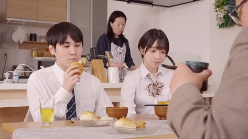 坐姿 · 微笑 · 半身 · 车内 · 长发 · 墨镜 · 侧头观望 · 紫色无袖连衣裙