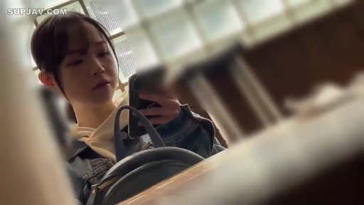 室内 · 坐姿 · 自然 · 半身 · 看手机 · 手机 · 牛仔外套