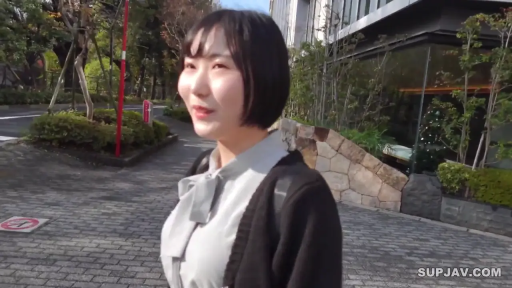 站立 · 微笑 · 街道 · 上半身 · 短发 · 漫步 · 衬衫开衫