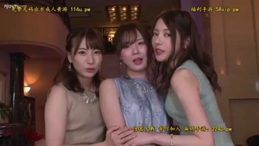 Indoor · Medium shot · Smile · 首饰 · 连衣裙 · 三人 · Group photo · 相互依偎