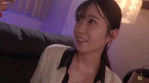 室内 · 座り姿勢 · 顔部のクローズアップ · 互动交流 · 欣喜表情 · 仰头注视 · 黑白配衬衫