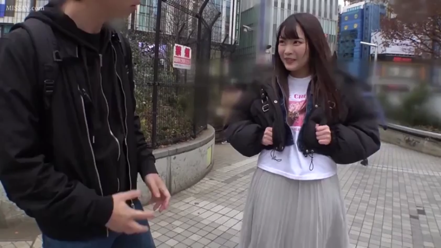 交谈 · 站立 · 中景 · 微笑 · 灰色百褶裙 · 背包 · 户外街道 · 街头采访