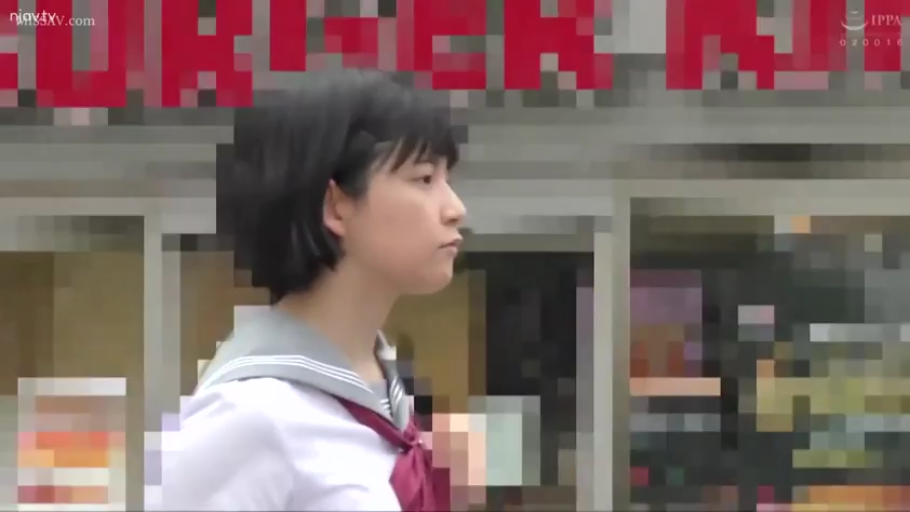 侧面 · 站立 · 平静 · 行走 · 室外 · 水手服 · 街头