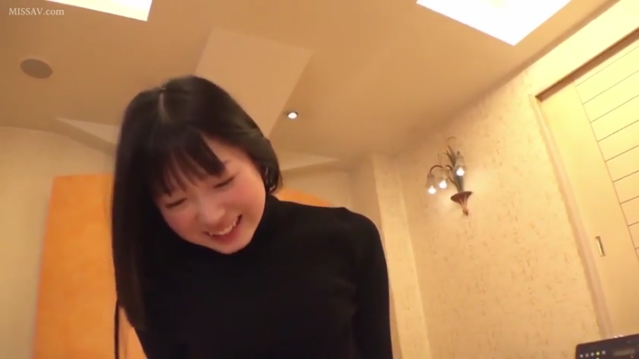 室内 · 面部特写 · 低头俯身 · 黑色高领衫