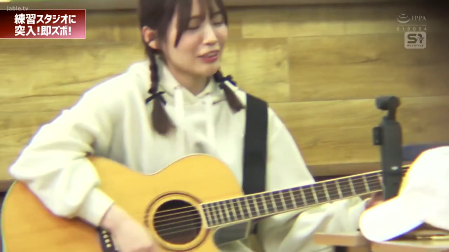 坐姿 · 中景 · 自然 · 吉他 · 日本AV · 白色连帽衫 · 弹吉他 · 练习室