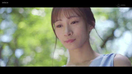 面部 · 站立 · 平静 · 户外 · 无袖上衣 · 俯视 · 背景虚化