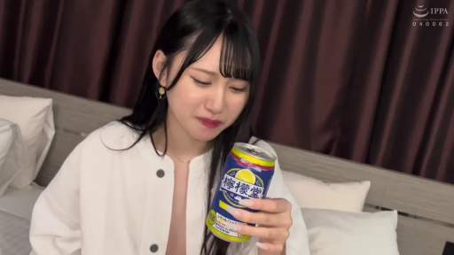 坐姿 · 卧室 · 中景 · 白色开衫 · 饮酒 · 眯眼 · 易拉罐 · 黑色长发