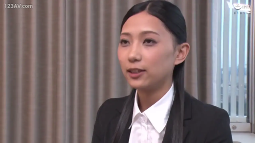 室内 · 微笑 · 面部特写 · 粉色T恤 · 谈话 · 装饰画 · 生活化 · 伸手互动