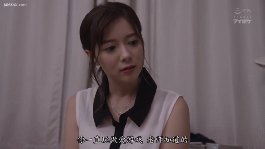 室内 · 座り姿勢 · 会話 · 真剣 · 顔のクローズアップ · 无袖衬衫