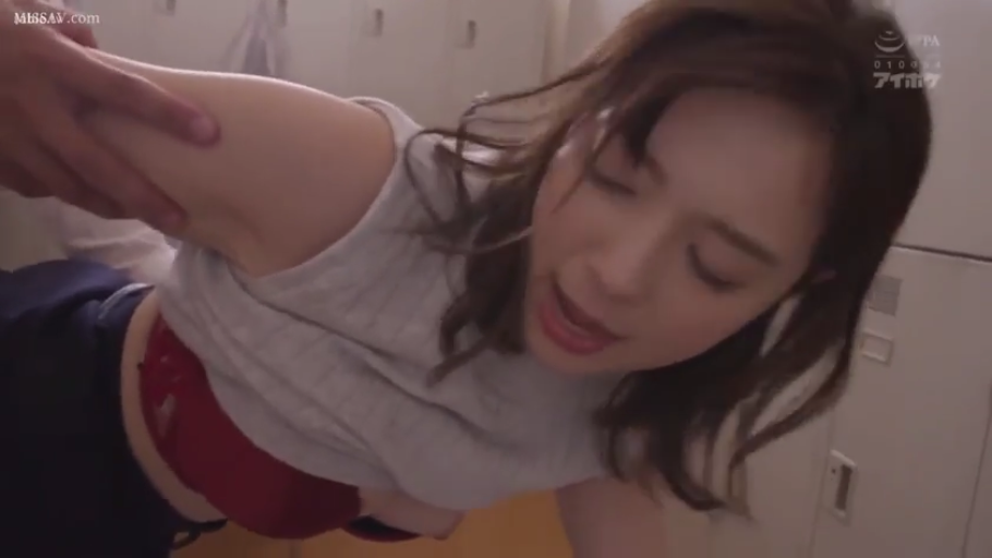 俯身 · 迷离 · 红色内衣 · 更衣室 · 储物柜 · 上半身特写 · 拉扯