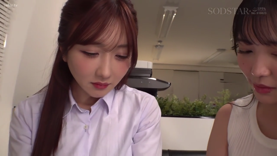 室内 · 坐姿 · 专注 · 脸部特写 · 职业装 · 凝视 · 职场风