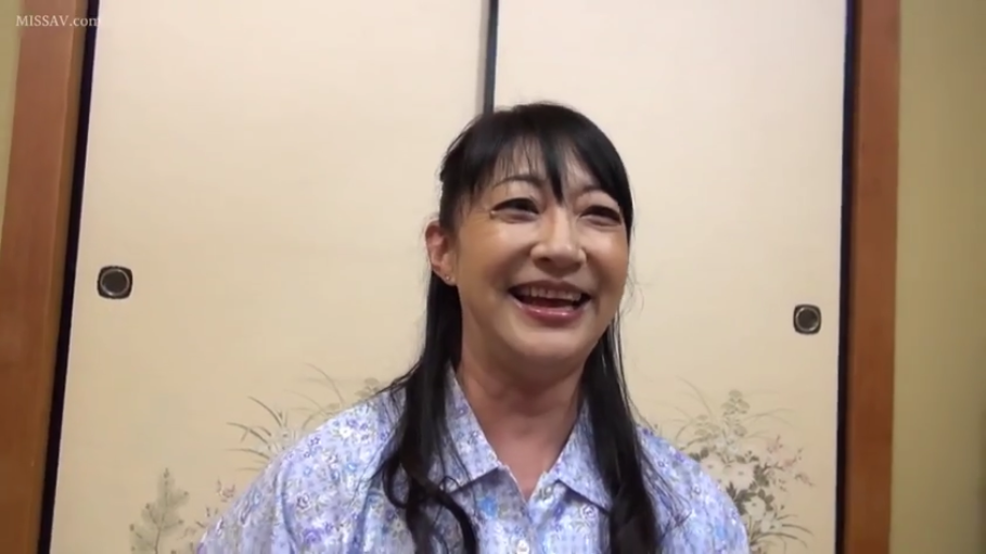 室内 · 脸部特写 · 迷离 · 俯卧 · 诱惑 · 红色内衣 · 珍珠耳坠