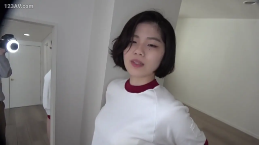 室内 · 顔部のクローズアップ · 腰を曲げる · 覗き · 運動服 · 眯眼笑 · 猫眼视角