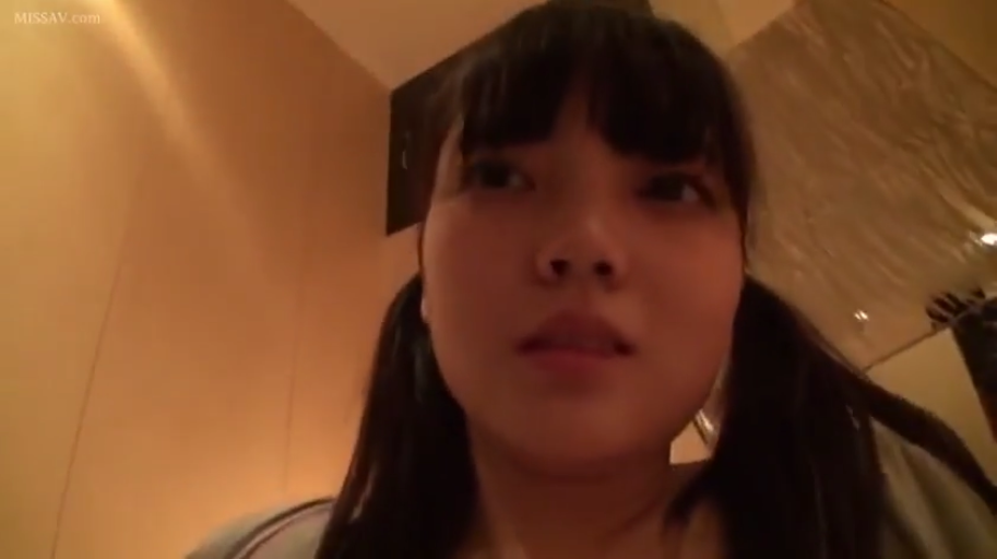 室内 · 脸部特写 · 对视 · 双马尾 · 休闲服 · 正面 · 迷茫