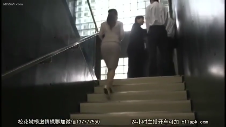 站立 · 厨房 · 侧面全景 · 烹饪 · 家庭主妇 · 黄色无袖衫 · 平底锅