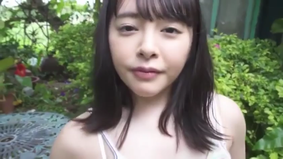 Close-up of the face · Stare · Asian women · 白色吊带背心 · 室外花园 · Natural expression · 正面直视