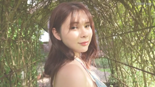 面部 · Standing Posture · Smile · Outdoor · 绿植 · Turn back · 吊带裙 · 清新