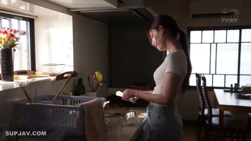 集中 · 站姿 · キッチン · 白いTシャツ · 侧脸 · 马尾 · 厨具 · 做饭