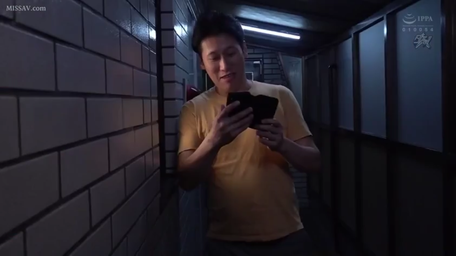 中景 · 微笑 · 走廊 · 手机 · 靠墙 · 玩手机 · 黄色T恤 · 昏暗环境