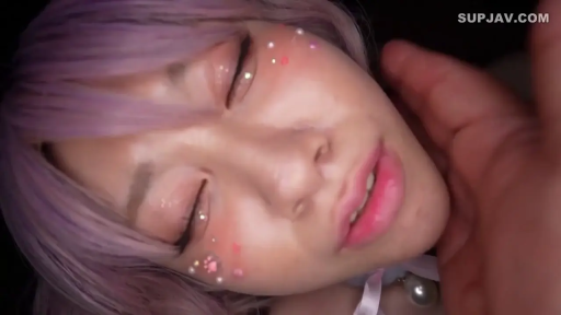 室内 · 脸部特写 · 迷离 · 仰头 · 抚摸 · 紫发 · 饰品上衣 · 脸部装饰