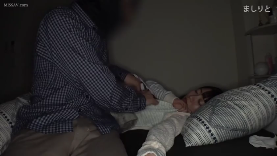 格子衬衫 · 卧室 · 中景 · 闭眼 · 枕头 · 仰卧 · 猥亵 · 暗光