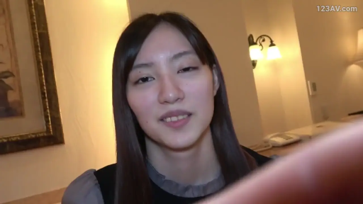 脸部特写 · 微笑 · 台灯 · 黑色背心裙 · 谈话 · 室内房间 · 正面 · 长直发