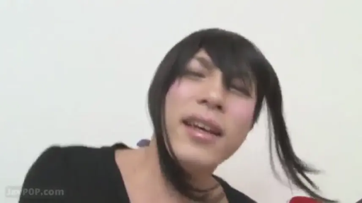 室内 · 单人 · 脸部特写 · 喘息 · 仰头 · 黑色上衣 · 麦克风 · 颜艺