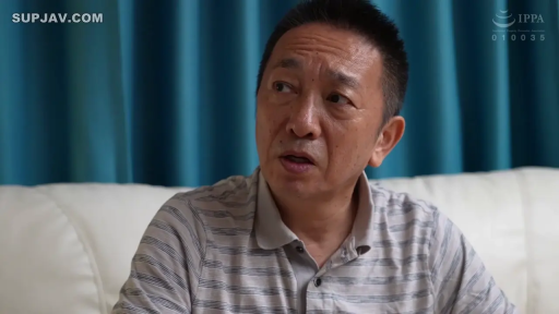 Sitting Posture · Conversation · Confused · 头部特写 · 室内客厅 · 条纹POLO衫 · 中年大叔