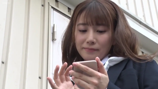 面部 · 站立 · 平静 · プロット · 制服 · 走廊 · 携帯電話 · 玩手机