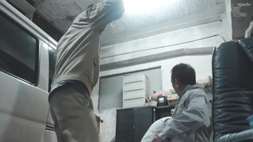 站立 · 否 · 交流 · 平淡 · 工作服 · 车库 · 面包车 · 写实