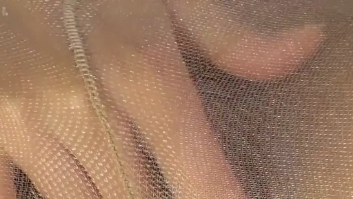 室内 · 网袜 · 局部特写 · 触摸 · 手部动作 · 微距 · 织物