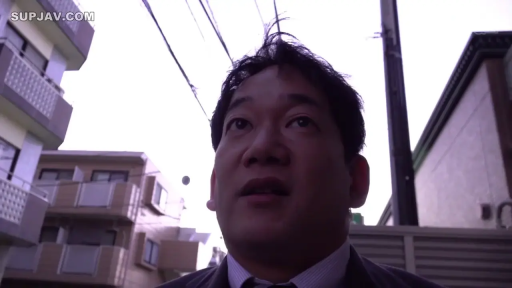 严肃 · 站立 · 特写 · 户外 · 西装 · 男性 · 仰望