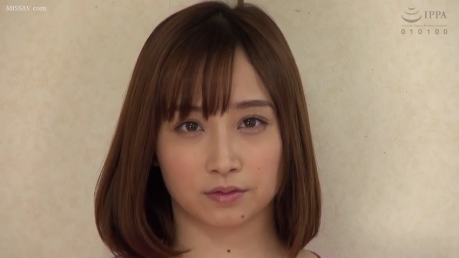 室內 · 臉部特寫 · 平靜 · 休閒裝 · 注视镜头 · 正面 · 棕色短发