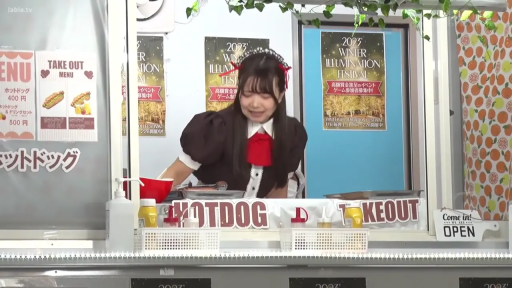 俯身 · 中景 · 女仆装 · 亚洲女性 · 眯眼 · 商店柜台 · 准备食物 · 调味瓶