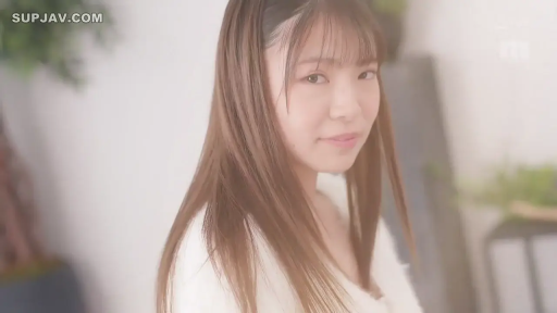 室内 · 脸部特写 · 回眸 · 微笑 · 凝视 · 长发 · 白色毛衣