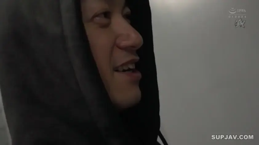 Stand · 自然 · Corridor · 说话 · Black hoodie · 侧面特写 · 男性侧颜