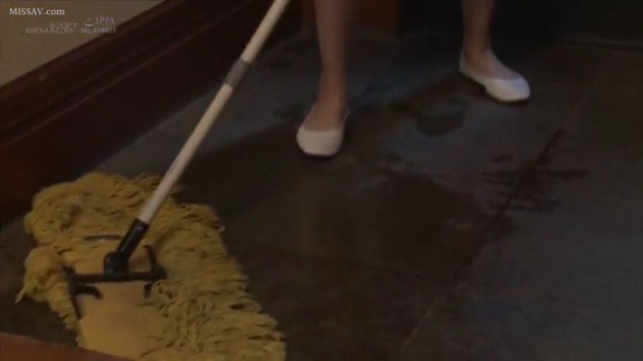 室内 · 站立 · 腿部特写 · 日本AV · 拖把 · 拖地 · 白色平底鞋