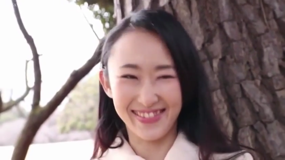 Close-up of the face · Standing Posture · Smile · Outdoor · 注视镜头 · Casual clothes · Asian women