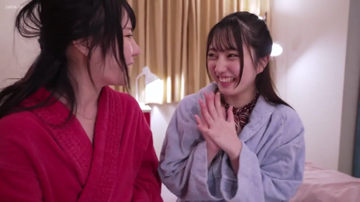 寝室 · 半身 · チャット · 二人 · 大笑 · 対面 · 浴袍