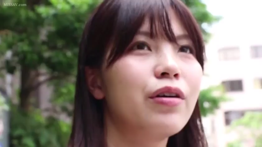 脸部特写 · 站立 · 户外 · 休闲服 · 惊讶 · 说话 · 采访